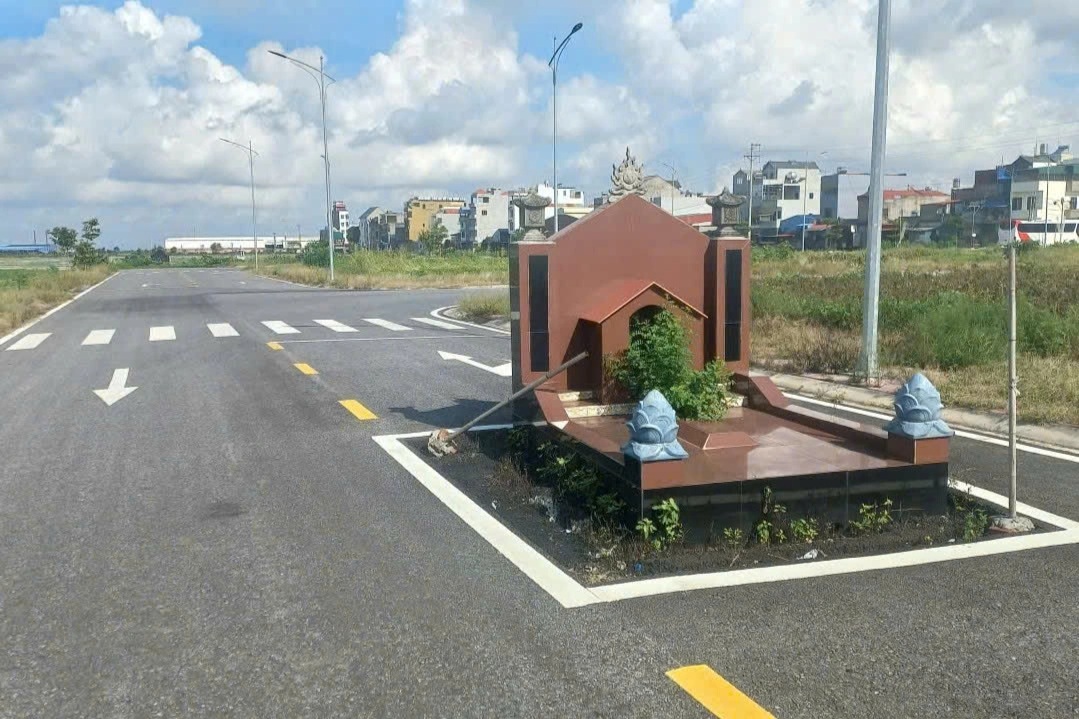 Mộ án ngữ giữa đường, Hải Phòng yêu cầu dừng lưu thông qua khu dân cư - 1