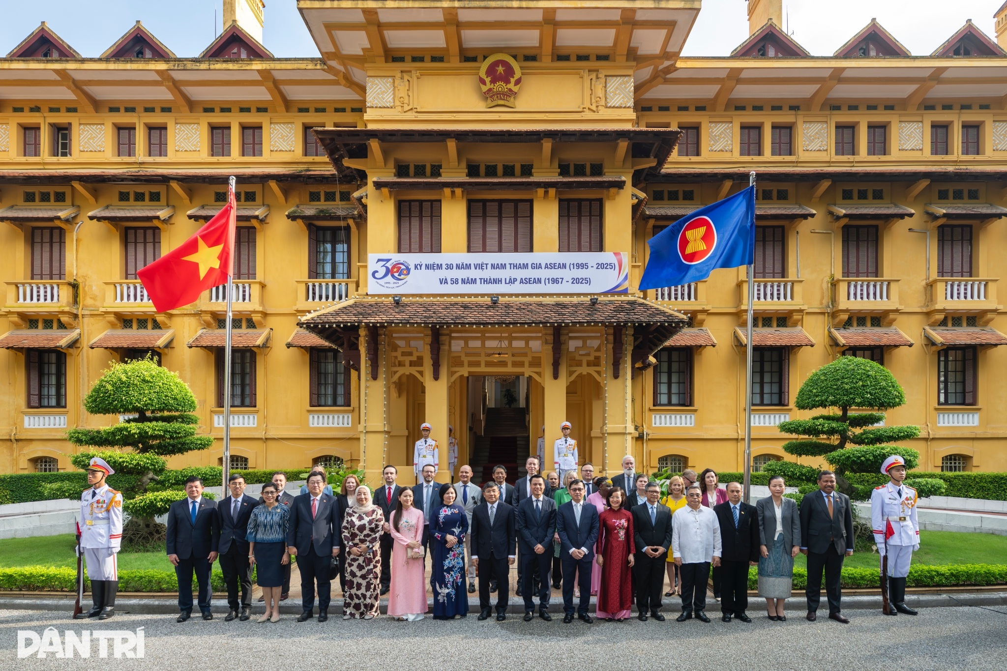 Trang trọng Lễ thượng cờ kỷ niệm 58 năm Ngày thành lập ASEAN - 9