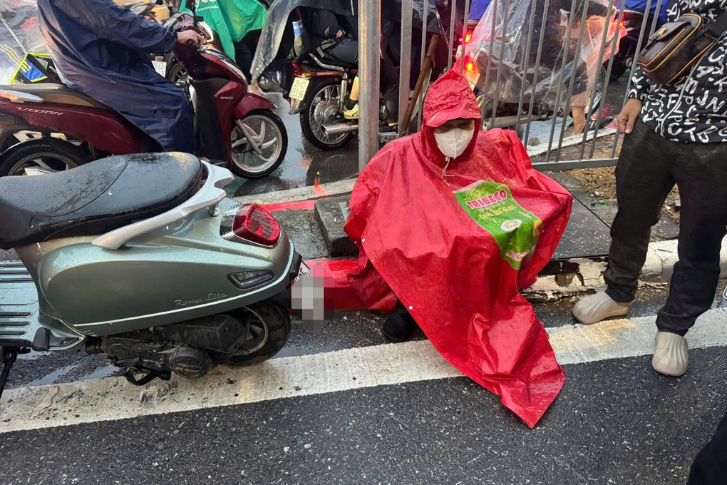 CSGT và người dân bắt cướp trên phố Hà Nội - 2 CSGT và người dân bắt cướp trên phố Hà Nội - 2