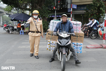 Hàng loạt tài xế chở hàng cồng kềnh ở Hà Nội bị xử phạt