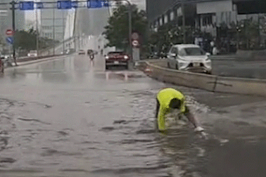 Nam tài xế dầm mưa, tay không moi rác miệng cống gây "bão" mạng