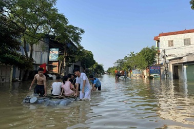Nhiều khu vực ở ngoại thành Hà Nội chìm trong biển nước