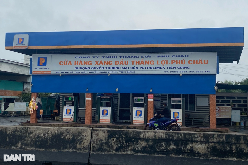 Nhiều cây xăng ở miền Tây bán nhỏ giọt, không có nhân viên phục vụ - 1 Nhiều cây xăng ở miền Tây bán nhỏ giọt, không có nhân viên phục vụ - 1