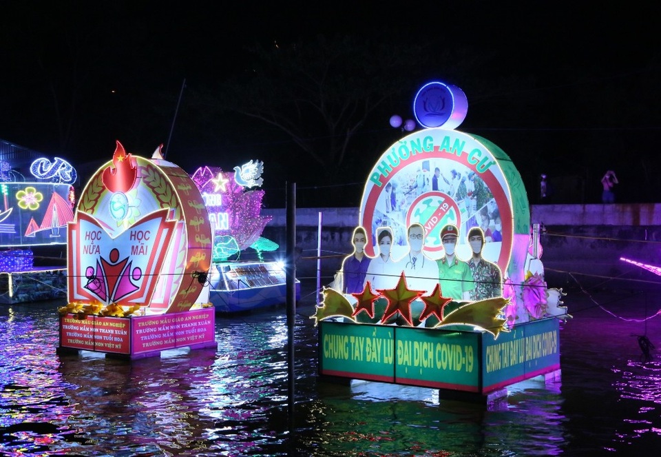 Đêm Hoa đăng Ninh Kiều thu hút hàng nghìn lượt người đến xem - 3 Đêm Hoa đăng Ninh Kiều thu hút hàng nghìn lượt người đến xem - 3