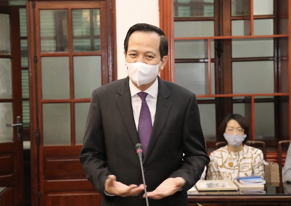 Tiến sĩ Chang-Hee Lee có nhiều đóng góp trong chính sách lao động... - 2 Tiến sĩ Chang-Hee Lee có nhiều đóng góp trong chính sách lao động... - 2