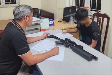 Nhóm thanh thiếu niên mang súng hơi, đinh ba "diễu hành" trên phố