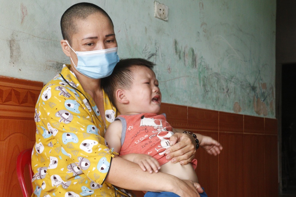 Xót xa cảnh người mẹ ôm con nhỏ nghẹn ngào cầu xin nhà hảo tâm cứu chồng - 1 Xót xa cảnh người mẹ ôm con nhỏ nghẹn ngào cầu xin nhà hảo tâm cứu chồng - 1