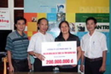 Công ty May 10 tặng quà 200 triệu đồng cho Quảng Ngãi