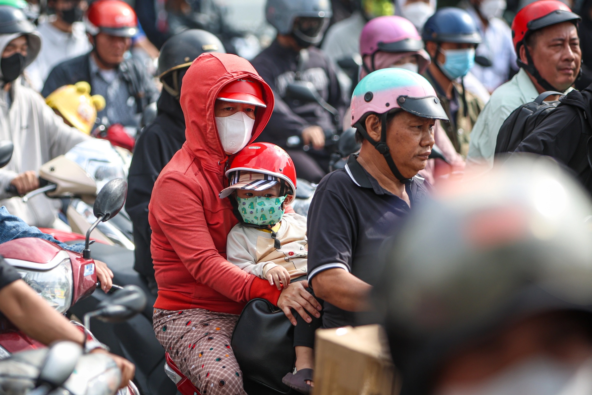 Giao thông ùn ứ trong buổi sáng đầu tiên cấm ô tô qua cầu Bình Triệu 1 - 8 Giao thông ùn ứ trong buổi sáng đầu tiên cấm ô tô qua cầu Bình Triệu 1 - 8