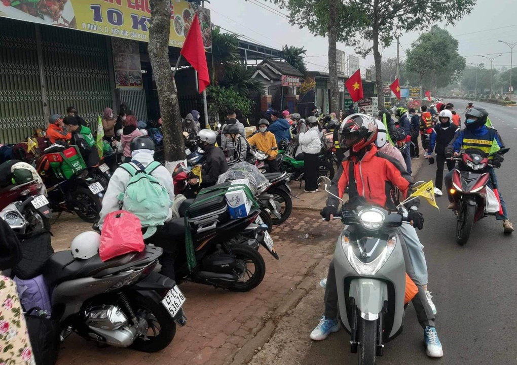 Choáng với giá vé tàu xe Tết, nam sinh tính chạy xe máy gần 1.400km về quê - 3 Choáng với giá vé tàu xe Tết, nam sinh tính chạy xe máy gần 1.400km về quê - 3