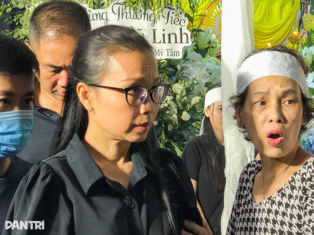Đêm tiễn Vũ Linh: Ngọc Huyền ngất xỉu, hàng ngàn người xem hát đến 1h sáng - 13 Đêm tiễn Vũ Linh: Ngọc Huyền ngất xỉu, hàng ngàn người xem hát đến 1h sáng - 13