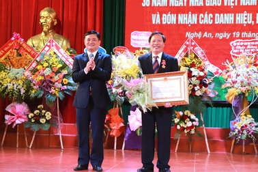 Hiệu trưởng Trường ĐH Vinh đón nhận Huân chương Lao động hạng Nhì