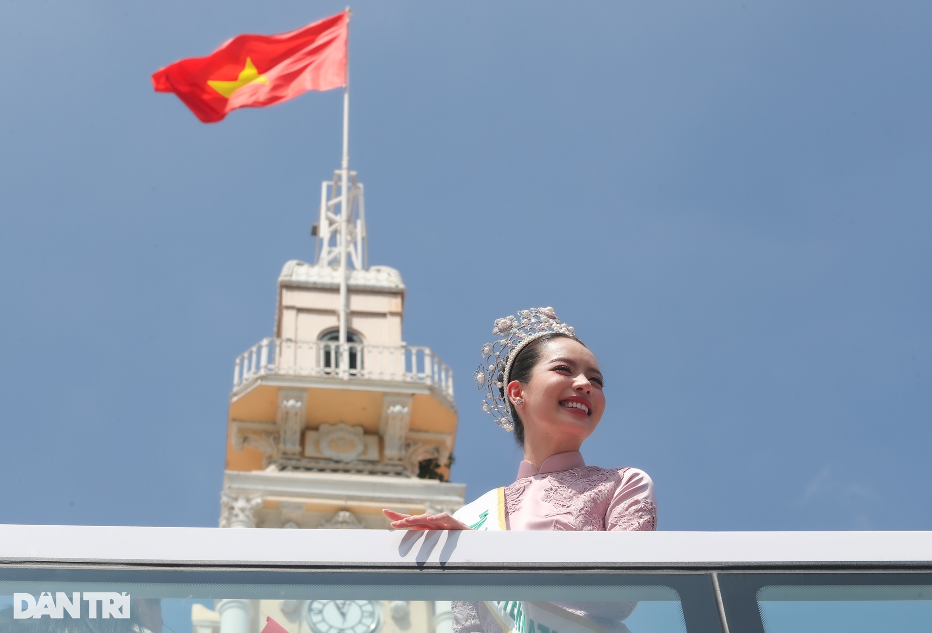 Hoa hậu Thanh Thủy đi xe buýt 2 tầng, người hâm mộ chạy xe máy theo reo hò - 10