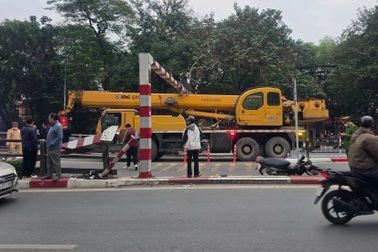 Xe cẩu đi lên cầu vượt Thái Hà làm rơi thanh hạn chế chiều cao trúng xe máy