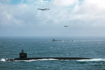 Tàu ngầm hạt nhân Mỹ-Anh dàn hàng trên biển cùng máy bay "ngày tận thế"