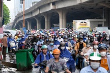 Nhiều tuyến phố ở Hà Nội ùn tắc cục bộ sau cơn mưa lớn đầu giờ sáng