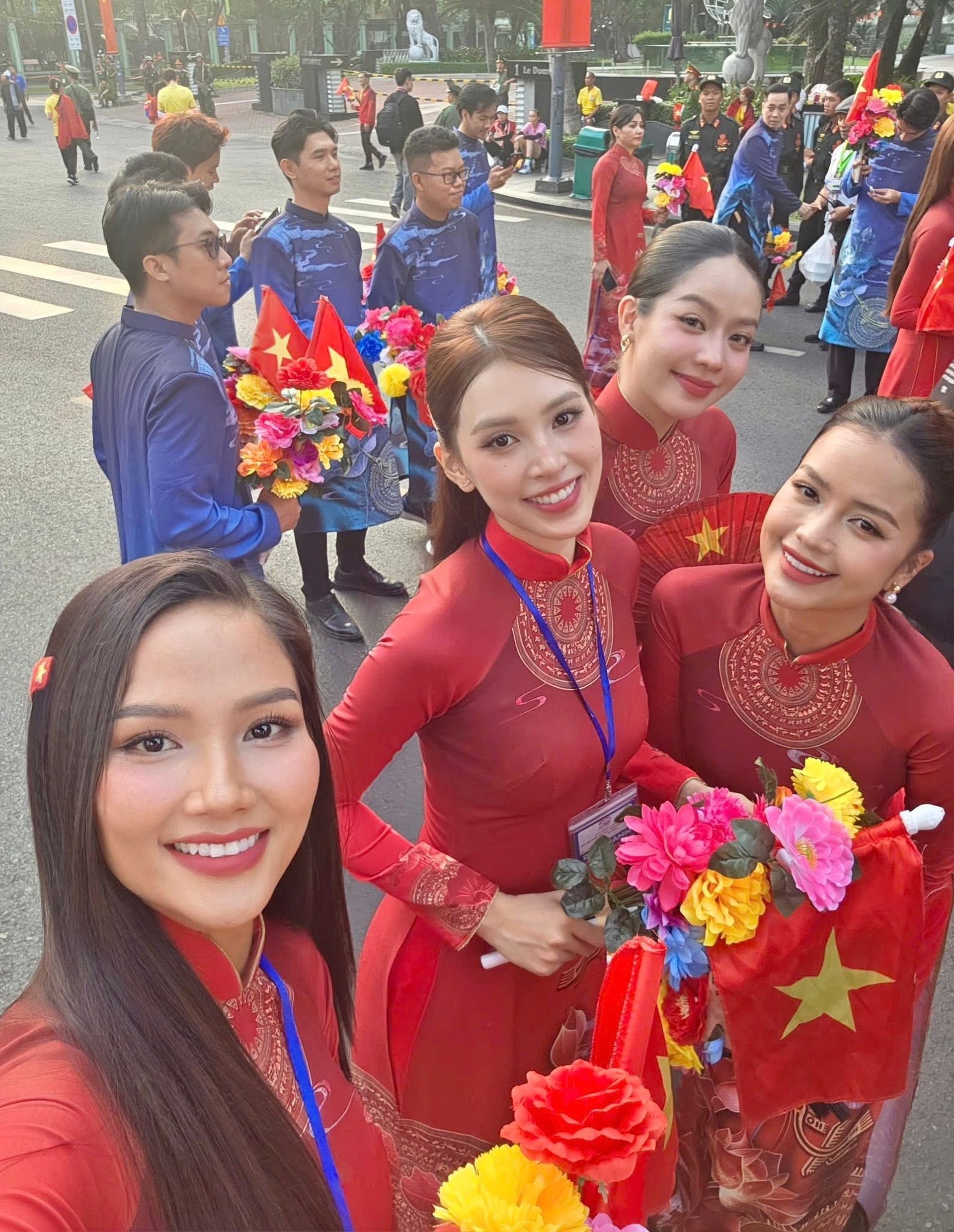 Dàn hoa hậu, nghệ sĩ thức trắng đêm vẫn rạng rỡ tham gia diễu binh 30/4 - 7 Dàn hoa hậu, nghệ sĩ thức trắng đêm vẫn rạng rỡ tham gia diễu binh 30/4 - 7