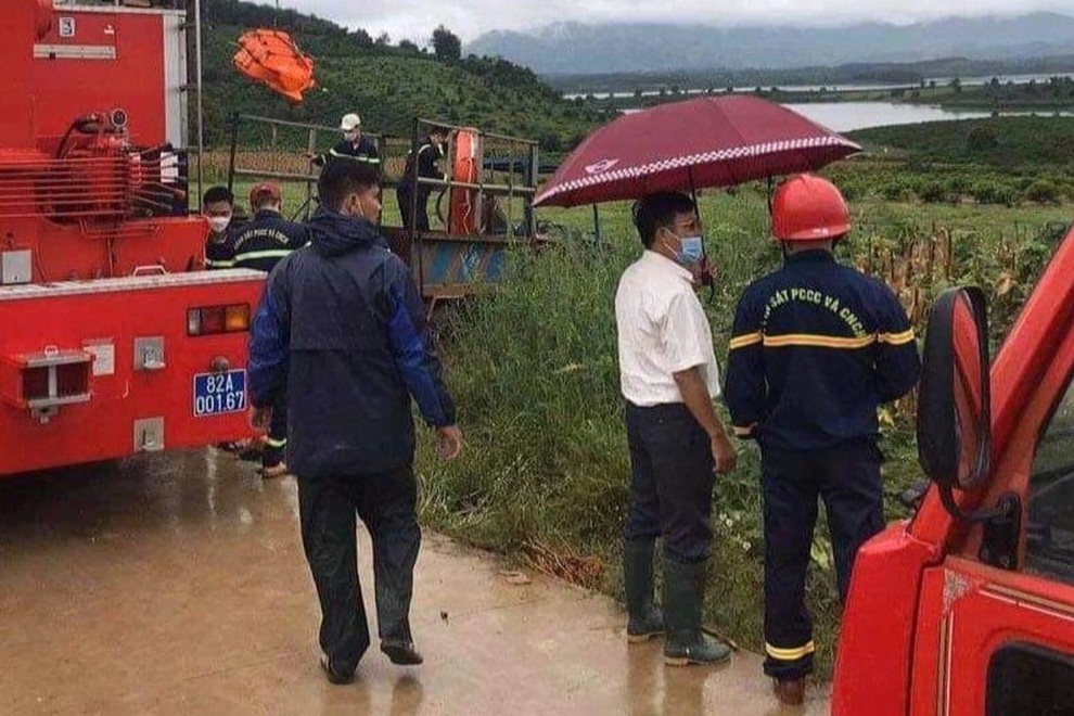 Lật thuyền khi đi câu cá, 2 người bị nước cuốn mất tích - 1 Lật thuyền khi đi câu cá, 2 người bị nước cuốn mất tích - 1