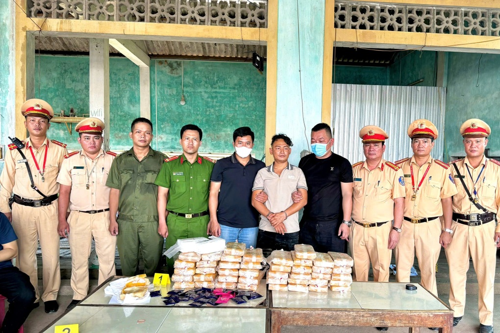 Bắt giữ 2 kẻ vận chuyển ma túy, thủ sẵn súng ngắn cùng 7 viên đạn - 1 Bắt giữ 2 kẻ vận chuyển ma túy, thủ sẵn súng ngắn cùng 7 viên đạn - 1