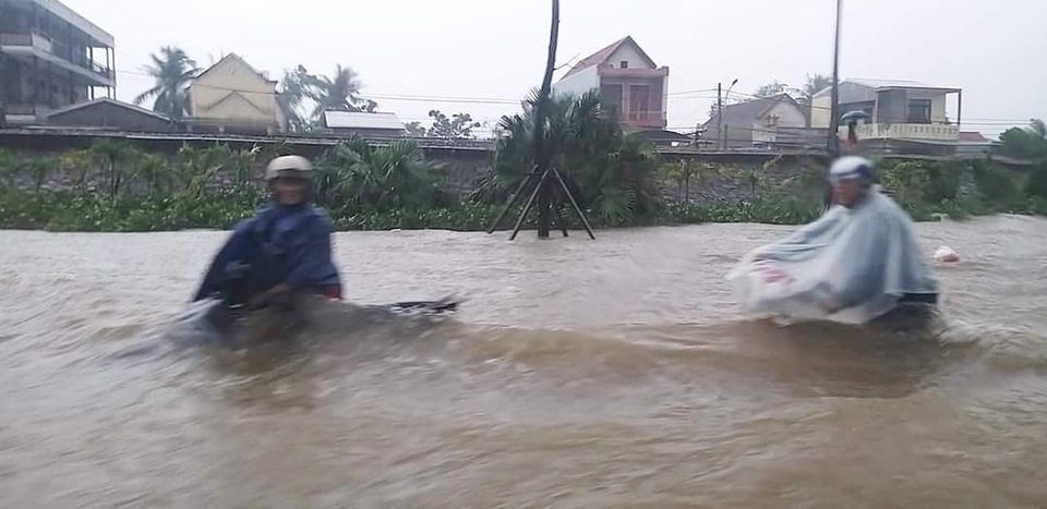“Rốn” lũ Phong Điền nước dâng nhanh, ngập đến nửa nhà dân - 24 “Rốn” lũ Phong Điền nước dâng nhanh, ngập đến nửa nhà dân - 24