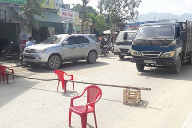 Dân rào đường, chặn xe tải chở đất đá gây ô nhiễm