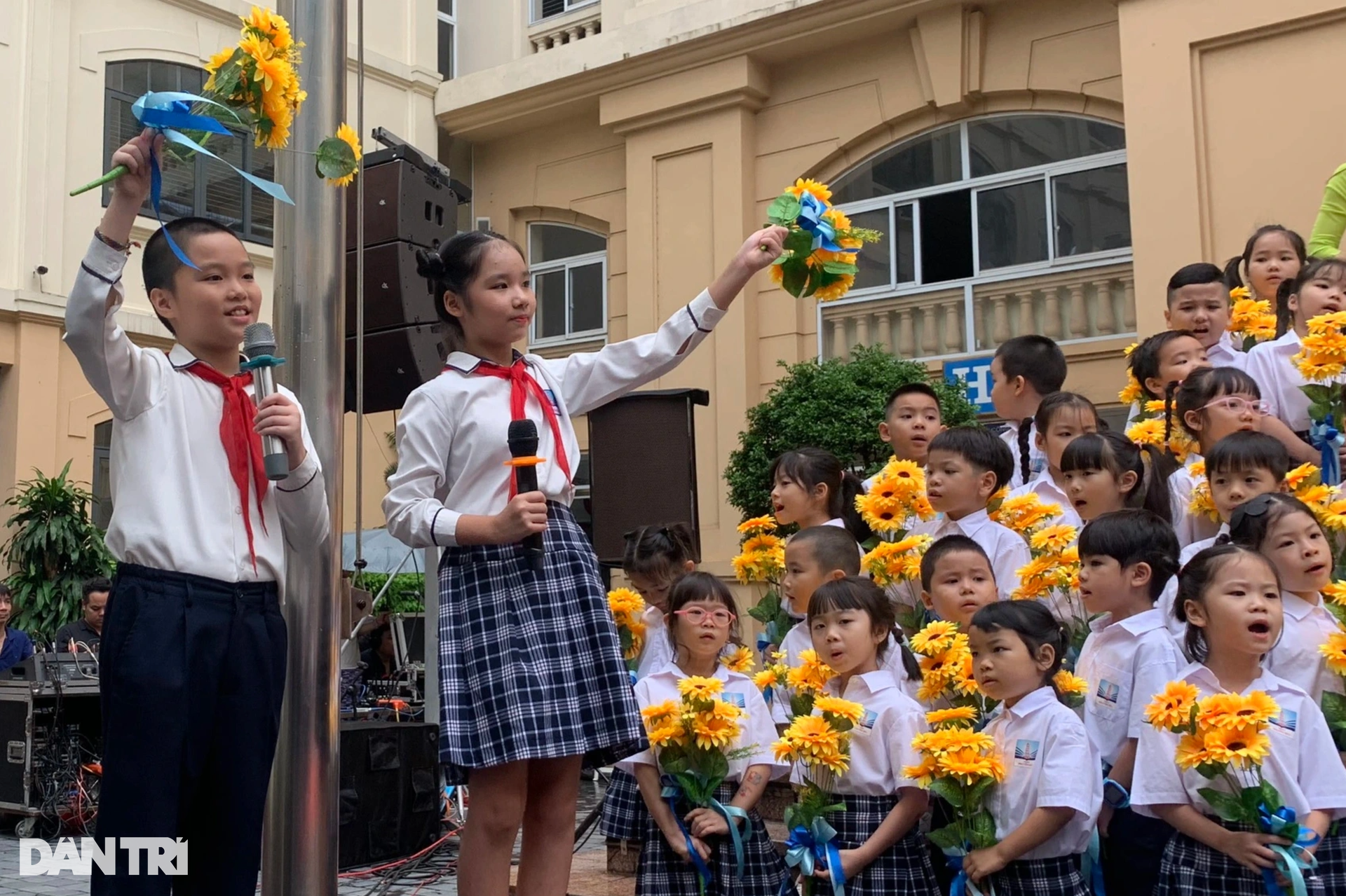 Hà Nội: Học sinh lớp 1 nắm chặt tay cha mẹ dự lễ khai giảng sớm - 4 Hà Nội: Học sinh lớp 1 nắm chặt tay cha mẹ dự lễ khai giảng sớm - 4
