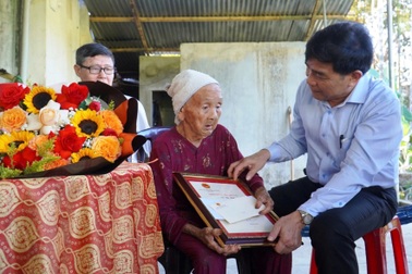 Tặng thiệp mừng thọ của Chủ tịch nước đến 20 cụ ông, bà 100 và 90 tuổi