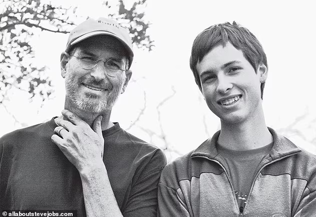 Một bức ảnh chụp của Reed Jobs và cha vào năm 2007 (Ảnh: AllAboutSteveJobs). Một bức ảnh chụp của Reed Jobs và cha vào năm 2007 (Ảnh: AllAboutSteveJobs).