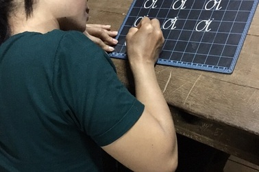 Học sinh U60 sáng lên rẫy, tối chong đèn đi học