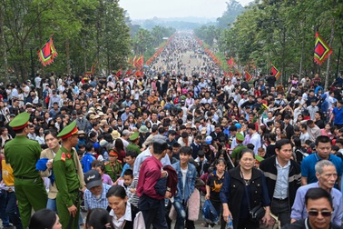 "Biển người" đổ về Đền Hùng, chen chân lên núi Nghĩa Lĩnh dâng hương