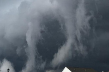 Video: Đám mây khổng lồ che phủ bầu trời như ngày tận thế