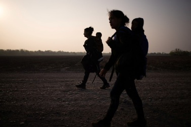 Mỹ tính trả 2.500 USD cho mỗi thiếu niên di cư tự nguyện hồi hương