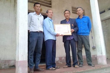 Tử tù Hàn Đức Long nhận Huy hiệu 30 năm tuổi Đảng