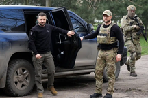 Tổng thống Zelensky bất ngờ thị sát tiền tuyến ở Zaporizhia