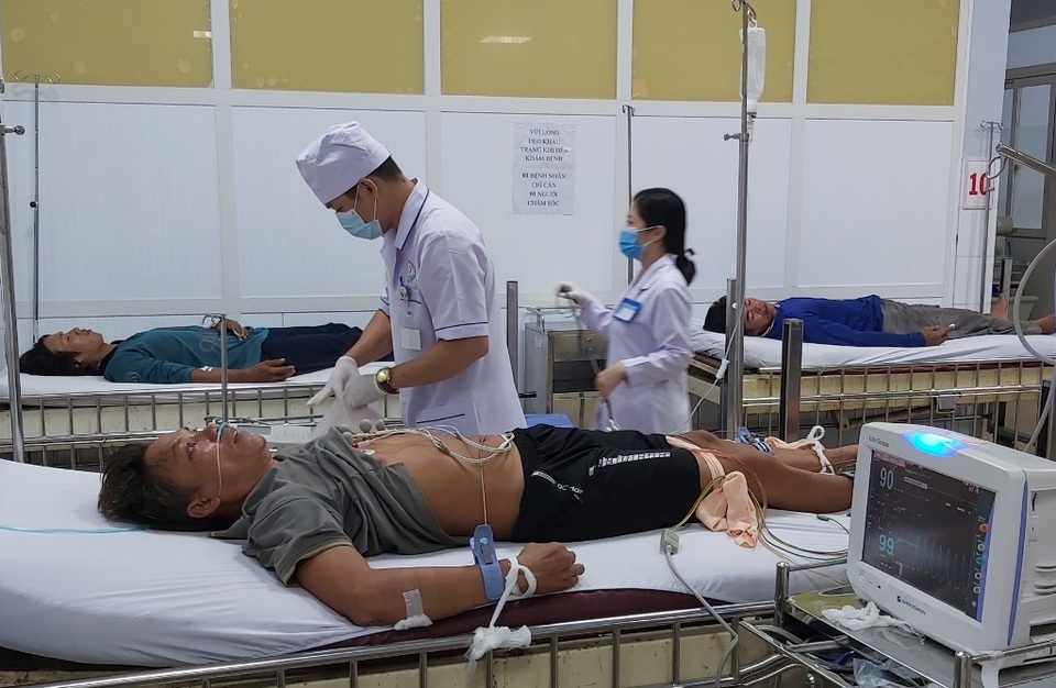 4 ngư dân ngất xỉu dưới hầm cá - 2 4 ngư dân ngất xỉu dưới hầm cá - 2