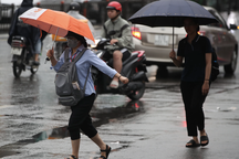 Người dân ở TPHCM có cảm giác se lạnh khi ra đường vào sáng nay