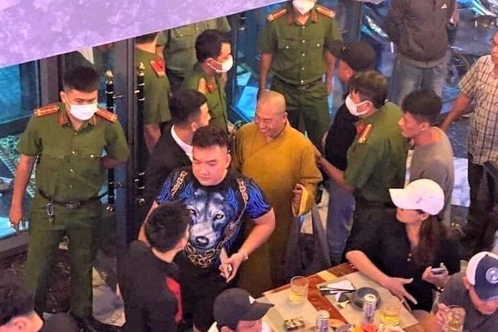Người đầu trọc, mặc áo nhà sư vào quán nhậu là tu sĩ giả mạo - 1 Người đầu trọc, mặc áo nhà sư vào quán nhậu là tu sĩ giả mạo - 1