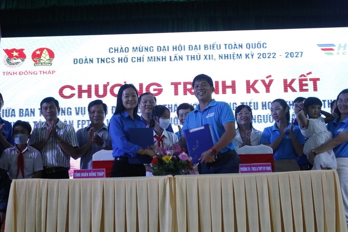 Đại diện Ban Thường vụ Tỉnh Đoàn Đồng Tháp và Trường Tiểu học, Trung học cơ sở và Trung học phổ thông Hy Vọng (Tập đoàn FPT) ký kết phối hợp về nuôi dạy học sinh có người thân mất do Covid-19.