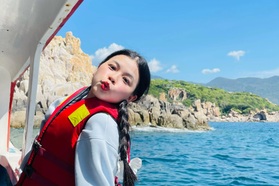 Cá voi xuất hiện, người trẻ rủ nhau đi Vĩnh Hy săn khoảnh khắc hiếm
