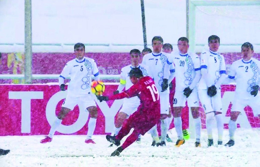 Quang Hải gây ấn tượng với siêu phẩm "cầu vồng tuyết" vào lưới U23 Uzbekistan (Ảnh: AFC).