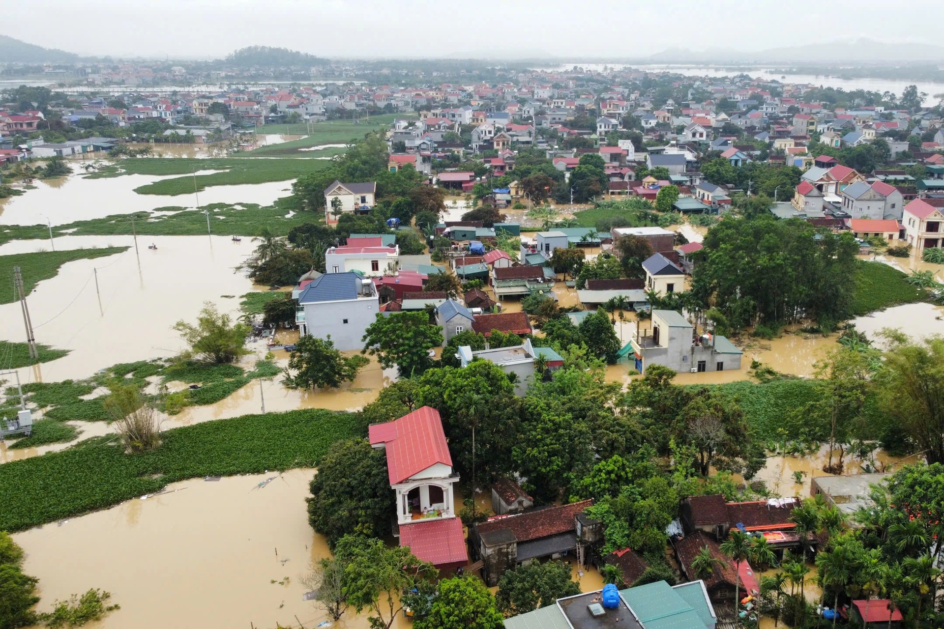 Nước tràn bờ đê, hàng nghìn hộ dân bị ngập sâu trong lũ - 15 Nước tràn bờ đê, hàng nghìn hộ dân bị ngập sâu trong lũ - 15