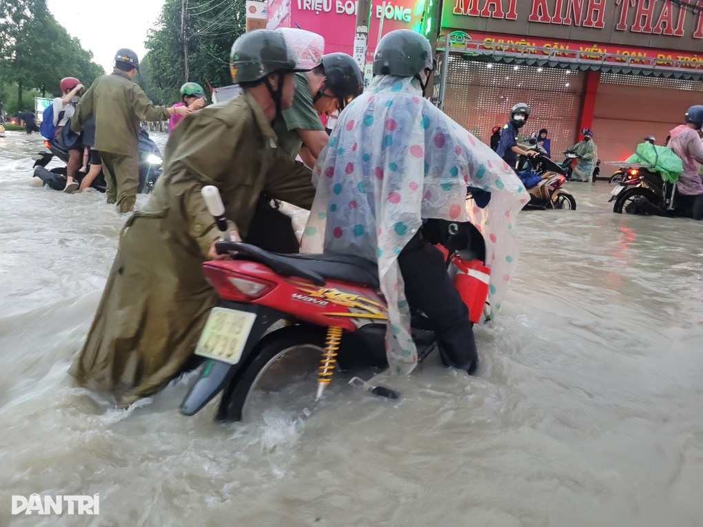 TP Biên Hòa ngập sâu, công an xuống đường hỗ trợ người dân - 2 TP Biên Hòa ngập sâu, công an xuống đường hỗ trợ người dân - 2