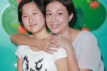 “Con rơi” của Thành Long tố mẹ ruột đánh đập