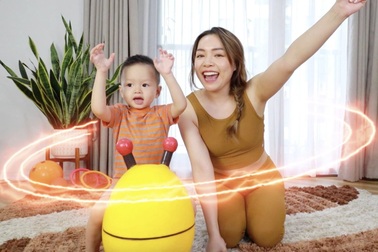 "Đọ" xương khỏe là gì mà làm khó Hot vlogger Trinh Phạm, Baby Kopo?