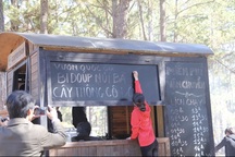 Lối vào thắng cảnh “Cây thông cô đơn” bị chặn bán vé, du khách bức xúc