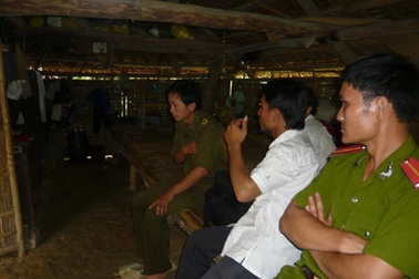 Xác chết bị trói vào chân giường 