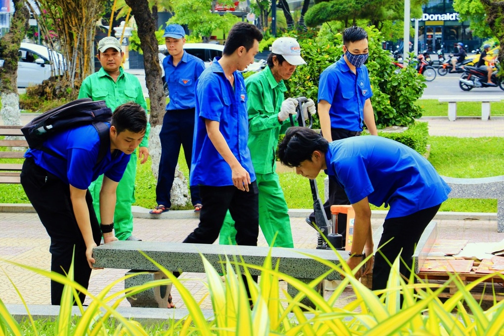 Người đàn ông ở Nha Trang đam mê nhốt rác thải nhựa vào bê tông - 3