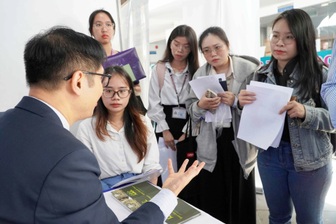 Cầm hồ sơ dày đặc chữ đi xin việc, sinh viên nhận bài học đắt giá