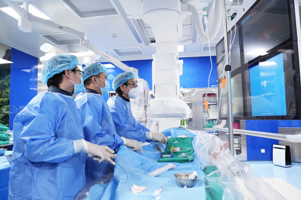 Nong stent hẹp 99% ở cánh tay bệnh nhân đang cố định hàng chục chiếc đinh - 2 Nong stent hẹp 99% ở cánh tay bệnh nhân đang cố định hàng chục chiếc đinh - 2