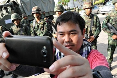 Quân đội Thái tuyên bố giam giữ cựu thủ tướng Yingluck “tới 1 tuần”